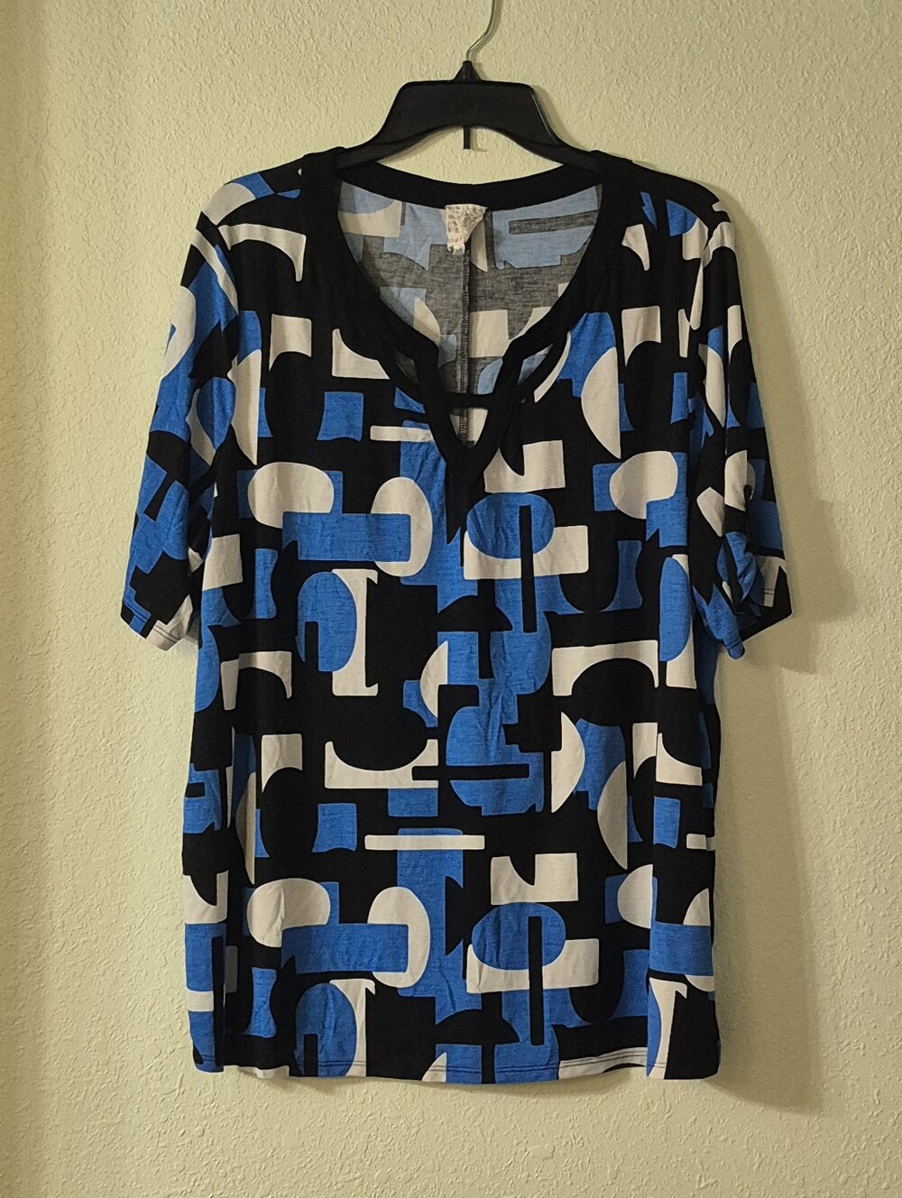 Women’s Short Sleeve Geometric Print Top in Black, Blue & White